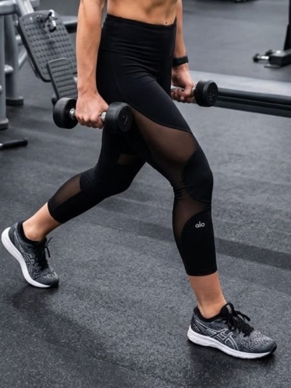 Alo Yoga High-Waist Coast Mesh Capri Leggings in Black - Size Medium
